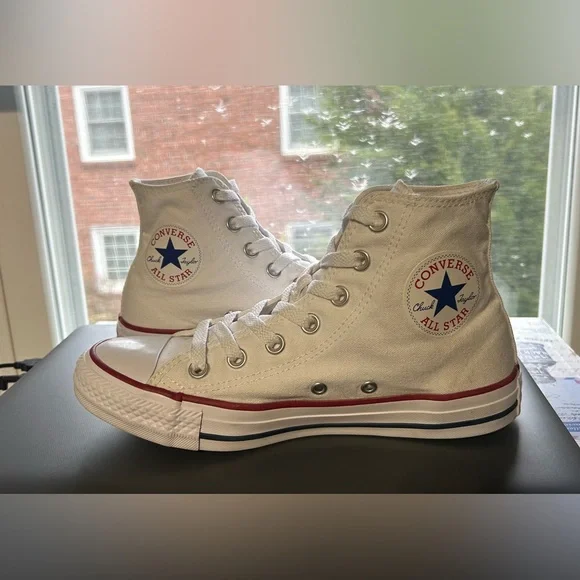 Converse Chuck Taylor All Star White canvas high tops. Size 9 Women, 7 Men - Picture 4 of 7